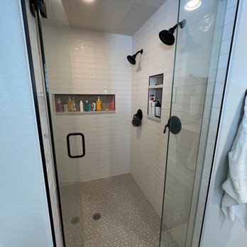 Walk-in shower with built-in tile niche